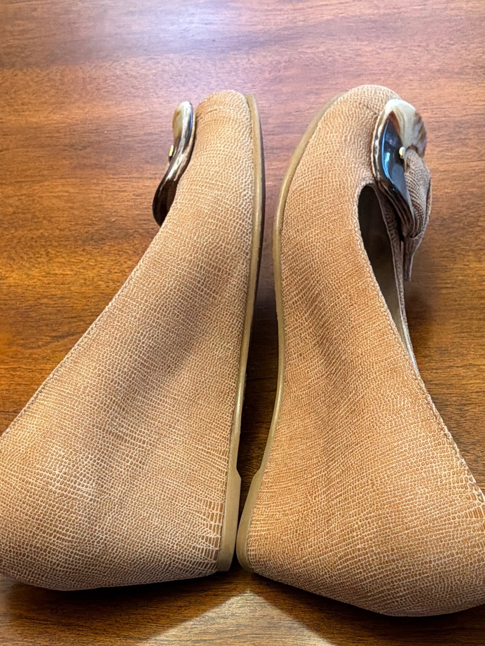 Stuart Weitzman Tan Leather Bow Flats with Tortoiseshell Accent - Picture 5 of 10